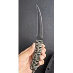 ใบมีดทรงโค้งคมกริบ แบบฉบับปลายคาตานะ 🪢 ด้ามพันเชือก Paracord สีทหาร จับถนัดมือ ใช้เชือกได้จริงในยามฉุกเฉิน 🎒 ขนาดพกง่าย ใบมีดเคลือบ black epoxy