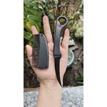 หวีซ่อนมีด มีสีดำหวีที่พกพาสะดวก น้ำหนักไม่มาก สามารถนำมาฝึกควงเป็นคารัมบิตได้