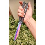🗡️ บาลิซอง Skull Thunder — ดุดันทุกองศา ใบมีดสีรุ้งเคลือบไทเทเนียม เงางามสะท้อนแสง ด้ามลายหัวกะโหลกผ่าฟ้าแดง เท่ ดุดัน ไม่ซ้ำใคร จับถนัดเต็มมือ น้ำหนักบาลานซ์ ควงลื่นมือ ขนาดใหญ่พิเศษ เหมาะสำหรับสะสมและฝึกควง ดีไซน์สไตล์นักรบโลหะ สะท้อนพลังและเอกล