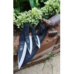 มีดขว้างแมงป่อง มีกว้าง 3 ขนาด 3 ไซส์ใน 1 ชุด ขนาดเหมาะมือรูปทรงออกแบบมาเพื่อกว้างโดยเฉพาะ ด้ามจับพันเชือกเพื่อความกระชับ มาพร้อมซองไนลอนคาดเข็มขัดได้ มีดขว้าง 3 ไซส์