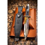 มีด Expendables 2 มีดทรงนักล่า ดูดี ดุดันในสายมีดยังชีพ ใบมีดเสริมความหล่อด้วยแผ่นเคลือบทองที่ประกอบอยู่ด้านสัน ทั้งยังมี option เปิดขวดได้ที่คอมีด ด้ามจับทำจากไม้ดำ ประดับด้วยโลโก้หน่วย Expendables มาพร้อมซองหนังสีดำ