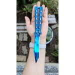 มีดบาลีซอง เมทัลบลู บ่งบอกความเป็นตัวคุณ ด้ามจับประดับหัวกระโหลกปาดสีเงิน จุดควงทางเราทำน๊อตให้ก่อนส่งทุกเล่ม รูปทรงดุดันและมีสไตล์ ควงคล่อง มาพร้อมคลิปหนีบกระเป๋า