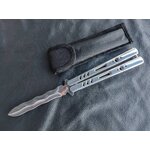 มีดบาลีซอง TK Tech มีดบาลิซองสไตล์เอเชีย ใบมีดเป็นทรงกริชสีเงิน ด้ามจับเป็นสแตนเลสฉลุลายสีเงินวาววับ จุดเด่นอยู่ที่ท้ายด้ามจับมีระบบสปริงแร็พ ทำให้หมุดล็อคด้ามไม่แกว่งไปมาในขณะเล่น จึงทำให้มิติของการควงสมดุล มาพร้อมซองไนล่อน