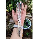 มีดควงบาลิซอง ใบทรงโบวี่ส ทั้งใบและด้ามเป็นสแตนเลสเต็มชิ้นหนาๆ เล่มใหญ่ แน่นมือ ใบทรงโบวี่ให้เส้นคมเด่น เตะตา และใช้งานได้ดี ตัวใบและผิวด้าม ลงลายกัดเลเซอร์ ลายชัด ดูมีมิติ ไม่ใช่งานเรียบธรรมดาๆ บาลานซ์น้ำหนักดี หมุนได้คุมง่าย ไม่ปลิว