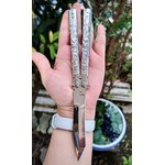 🦇 มีดควงค้างคาว เป็นบาลิซองสแตนเลส ขัดเงาเต็มตัว ใบทรงทันโตะ ปลายเฉียบ เส้นคมคมชัด ดูมีพลัง ด้ามแกะลายค้างคาวกางปีก รายละเอียดสวย งานนูนคมจนสัมผัสได้ ทั้งใบและด้ามเป็นสแตนเลส แข็งแรง จับแล้วรู้สึกถึงน้ำหนักพอดีมือ สายสะสม / สายชอบงานเงา / สายเท่เร