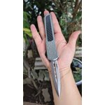 มีด OTF (Out The Front) Dagger ดีไซน์สุดล้ำ! ดุดัน ไม่เหมือนใคร! 🔥 มีดพับออโต้แบบ OTF (Out The Front) ที่ไม่ใช่แค่ใช้งานได้ แต่ยังสะท้อนรสนิยมที่ไม่ธรรมดา ระบบ OTF Dual Action: เปิด-ปิดใบมีดได้รวดเร็วทันใจ เพียงเลื่อนสไลด์ ไม่ต้องกลัวพลาด! ดีไซน์ด