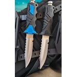 มีดดำน้ำมีดจุดเด่นที่มีดเป็นทรงหัวแหลมกึ่งฟันปลา (มีสีดำพร้อมส่ง) ตัวใบมีดมีฟันเลื่อยที่ใบ ใช้เลื่อยเชือกใต้น้ำได้ และยังมีตะขอไว้ตัดเอ็นตกปลาที่โคนใบมีดอีกด้วย ตัวด้ามจับทำจากพลาสติก synthetic ท้ายด้ามจับมีหมุดโลหะ ใช้ทุบ กระแทกได้ ซองมีดเป็นพลาสติกแข็ง 