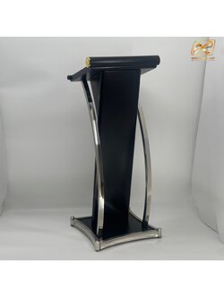 โพเดียมเหล็ก สีดำ ตกแต่งเสาโค้งสแตนเลสสีเงิน เกรด201 ขนาด(W)48 x (L)39 x (H)117 cm.