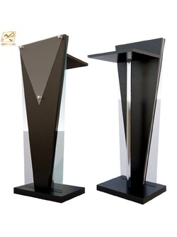 โพเดียมไม้สีดำ ทรงสามเหลี่ยม ขนาด (W) 45 x (L) 35 x (H) 120 cm. ด้านข้างอะคริลิคใส หนา 8 มม. ด้านหน้าอะคริลิคใส ติดหมุด สำหรับติดโลโก้