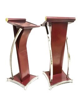 โพเดียมเหล็ก สีโอ๊คแดง ตกแต่งเสาโค้งสแตนเลสสีเงิน ขนาดTOP (W)48 x (L)39 สูง 117 cm.