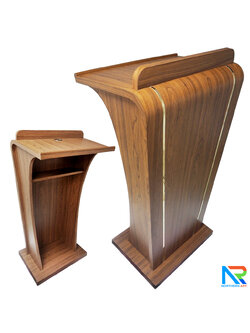 โพเดียม ลายไม้ สีโอ๊ค Top ตรง ขนาด (W) 60 x (L) 39 cm. สูง 120 cm. ตกแต่งแถบสแตนเลสสีทองด้านหน้า พร้อมชั้นวางของ