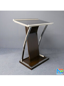 โพเดียมไม้ยืนคู่ Top หุ้มสแตนเลสยืนคู่ สีโอ๊คน้ำตาล ขนาด (W) 90x (L) 59 x (H) 120 cm. พร้อมตกแต่งเสาโค้งสแตนเลสเกรด304