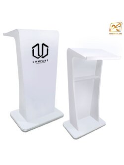 โพเดียมไม้ สีขาว รุ่น PD-11 ทรงโมเดิร์น ขนาด (W)55 x (L)40 x (H)115 cm. TOP เอียง พร้อมชั้นวางของ