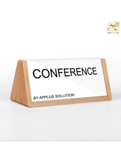 ป้ายชื่อตั้งโต๊ะ ทรงสามเหลี่ยม ฐานไม้ ขนาด (W)20 x (H)8 ซม. ฐานไม้จริงสีบีช พร้อมอะคริลิคใส สอดงานพิมพ์ด้านบน โชว์งานพิมพ์2 ด้าน