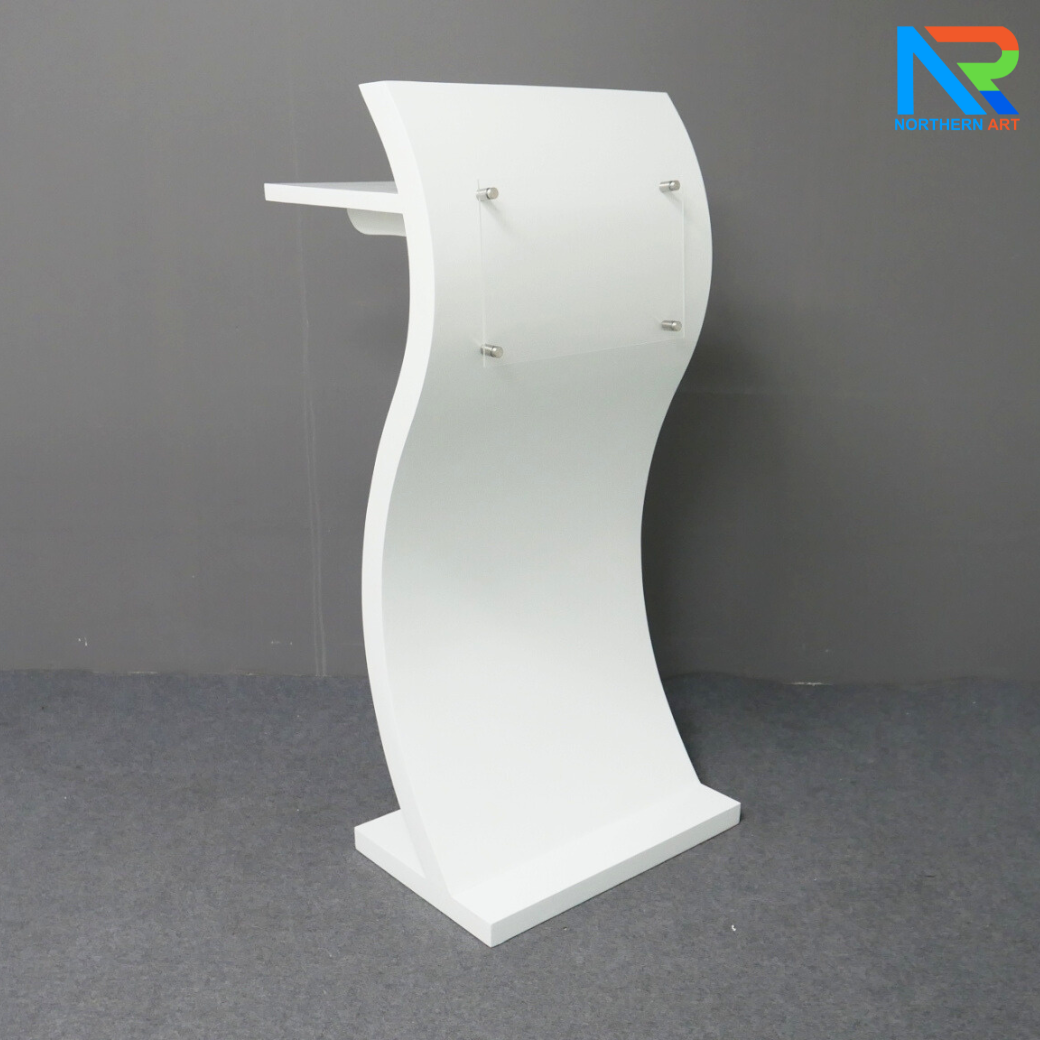 โพเดียมไม้ สีขาว ทรง S Shape Podium พร้อมอะคริลิคติดหมุดด้านหน้า สำหรับติดโลโก้