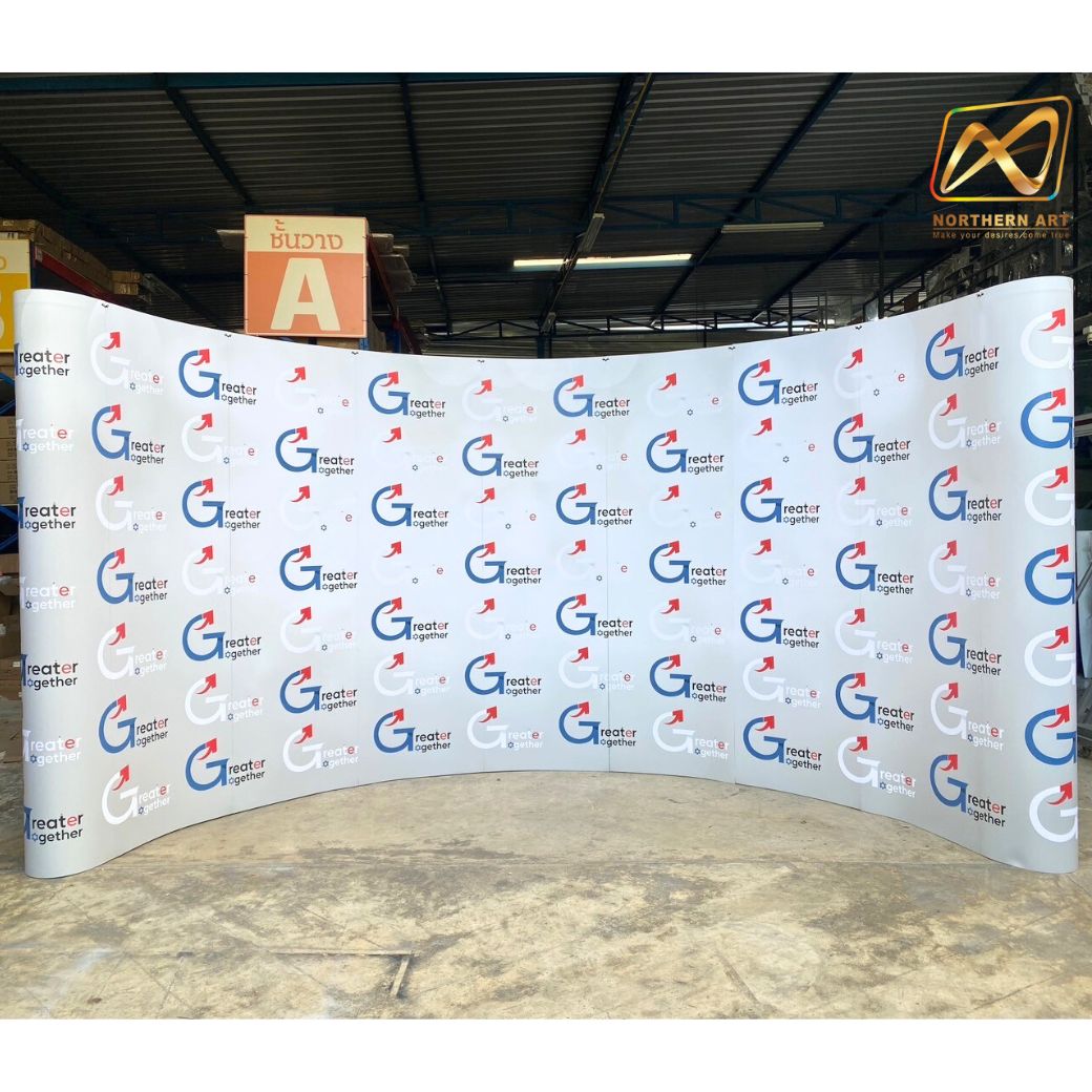 BACK DROP ฉากแบคดรอป รุ่นมน แบบโค้ง โครงอะลูมิเนียม ถอดประกอบได้ พร้อมงานพิมพ์ +โคมไฟ 2 ชุด และกระเป๋าล้อลาก 1 ใบ