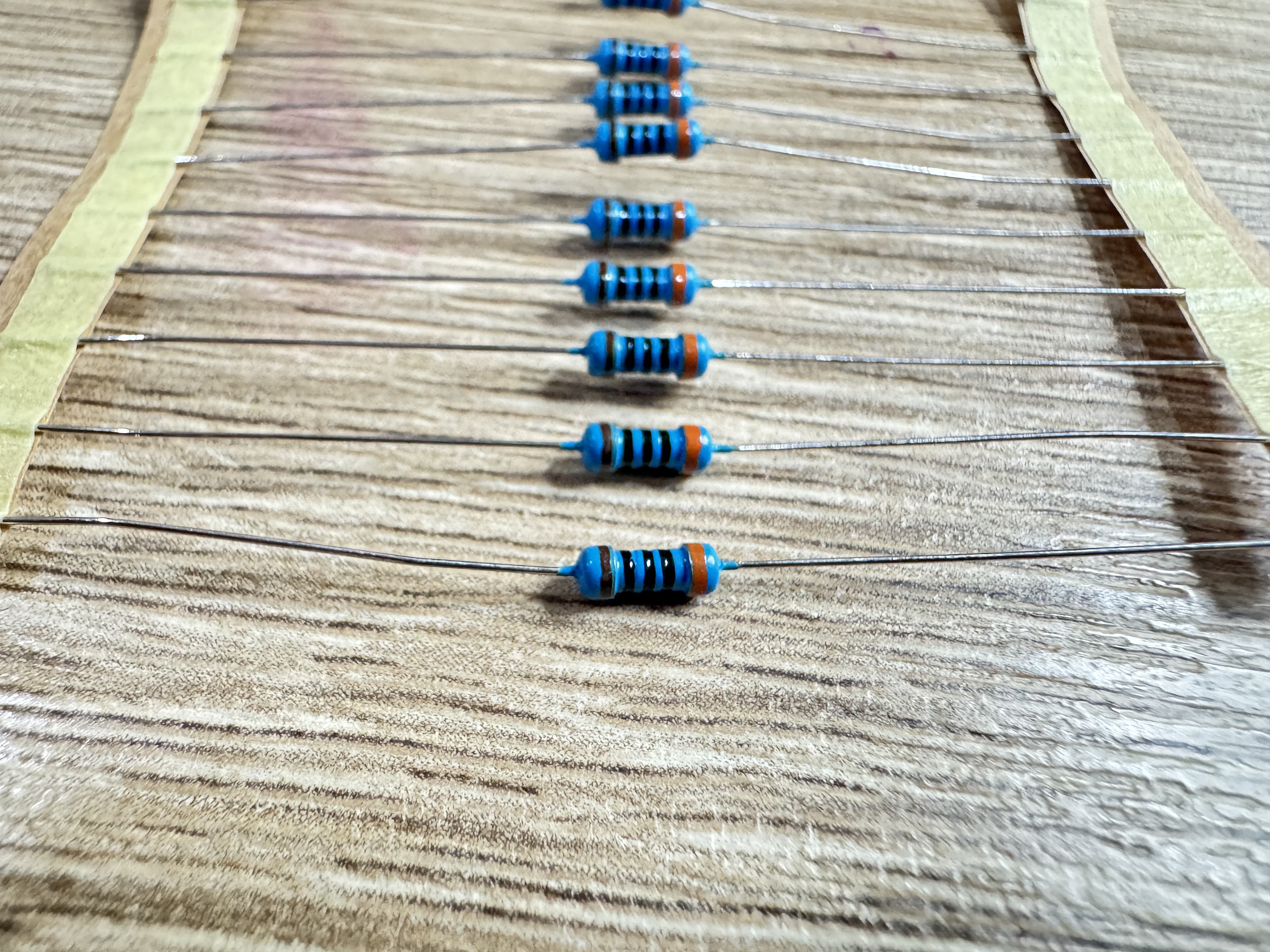 Resistor, ตัวต้านทาน 300 โอห์ม 1/4W error +- 1% (ชุดละ 20 ตัว)