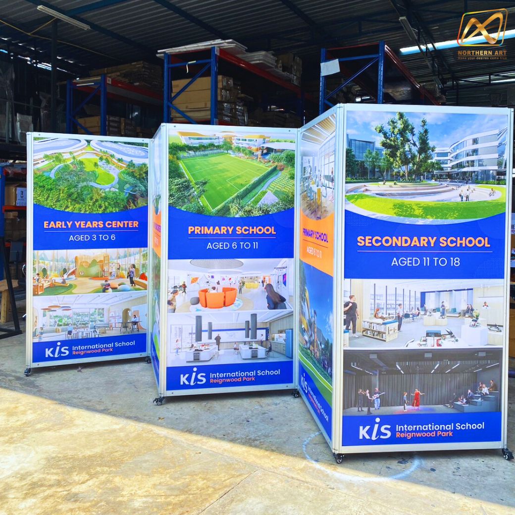 บอร์ดจัดนิทรรศการ บอร์ดอะลูมิเนียม รุ่น360องศา แบบ 6 บาน ขนาด 100x200 ซม. ตั้งตรงต่อเนื่อง ถอดประกอบได้ มีล้อเลื่อน พับได้ เคลื่อนย้ายสะดวก