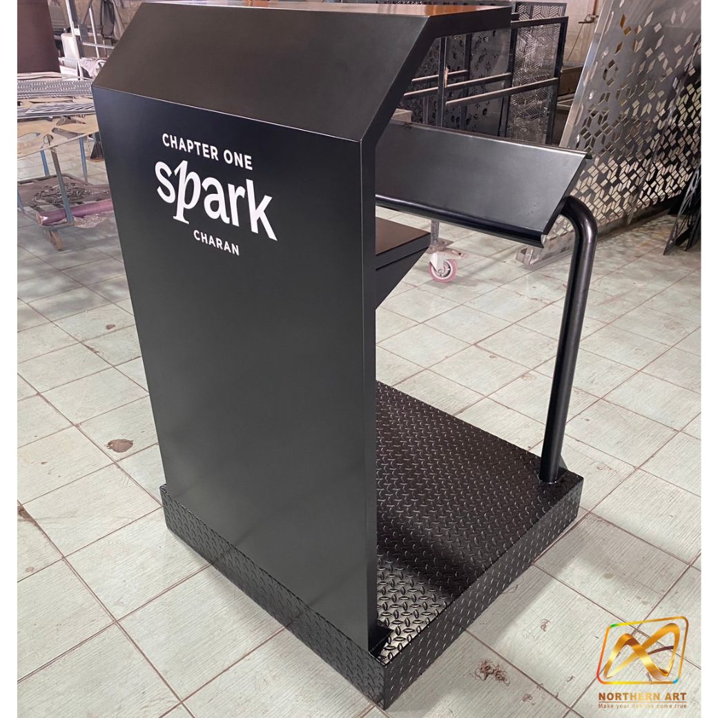 โพเดียมรปภ. เหล็กรุ่น GR-03 ขนาด (W) 85 x (L) 85 (H) 135 ซม. พร้อมช่องใส่เอกสาร ขนาดA4 พื้นเหล็กลายกันลื่น แข็งแรงทนทาน ( สั่งผลิตสีที่ต้องการได้)