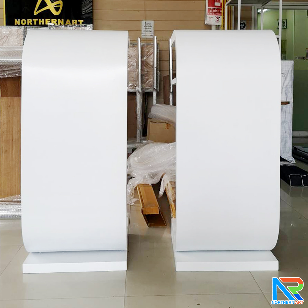 โพเดียมไม้ สีขาว (W) 50 x (L) 50 x (H) 115 cm.พร้อมเสาสแตนเลสคู่ ชั้นวางของ