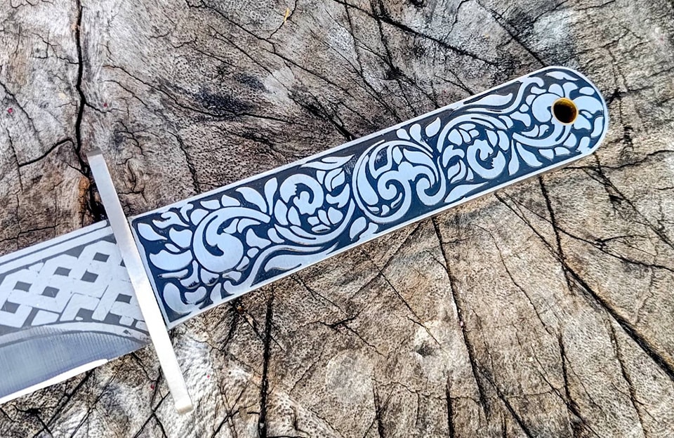 🔥ดาบสั้น อารยันเหล็ก🔥 ดาบสั้นทรงทันโตะ ทำจากโลหะทั้งเล่ม ด้ามจับทำจากสแตนเลส ตีประกบยึดด้วยหมุดทองเหลือง ด้ามจับแกะสลักลายอินคา texture สูง ต่ำ สัมผัสได้ ใบดาบสแตนเลส