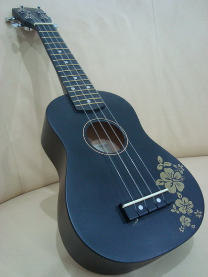 อคูเลเล่ UKULELE ยี่ห้อ AJA MAONA ของใหม่ ขนาด Soprano รุ่น UK-100/BK สีดำ ลายดอกสวย ลูกบิดเหล็ก เสียงดี ขายถูก