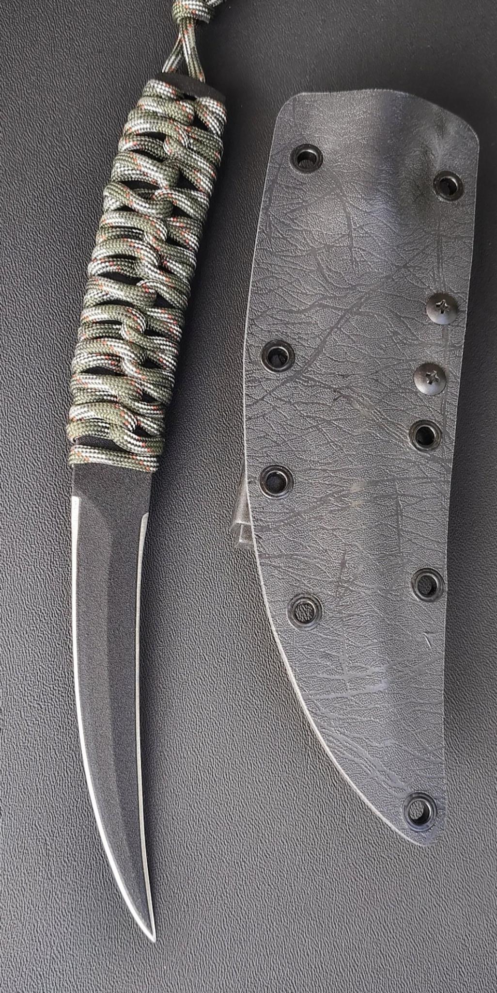 ใบมีดทรงโค้งคมกริบ แบบฉบับปลายคาตานะ 🪢 ด้ามพันเชือก Paracord สีทหาร จับถนัดมือ ใช้เชือกได้จริงในยามฉุกเฉิน 🎒 ขนาดพกง่าย ใบมีดเคลือบ black epoxy