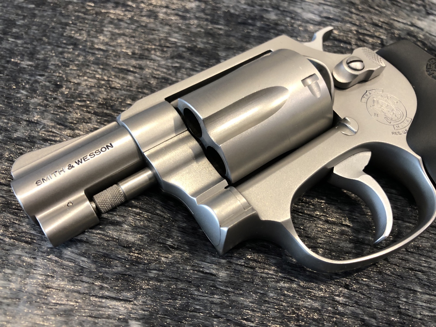 ** ขายแล้ว ** [ปืนมือฝากขายมือสอง] Smith&Wesson .38 M60 Lady Smith 2นิ้ว ขาวจั๊ว สภาพดี สวยแน่นตึบ ไม่เคยแกะ บานพับไม่คลอน !! **รับประกันเช่นเดิม**