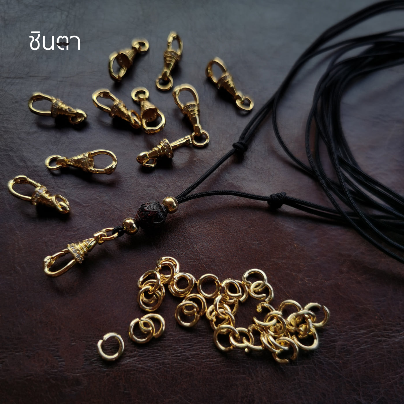 สร้อยพระ เชือกห้อยพระ สร้อยคอพระ สไตล์วินเทจ งาน Handmade เชือกร่ม ประดับไม้จริง Minimal เท่ห์ๆ เรียบง่าย เข้ากับการแต่งกายในชีวิตประจำวันได้ทุกสไตล์ ใช้ได้ทั้งเด็กและผู้ใหญ่ นำเสนอโดยร้านชินตา