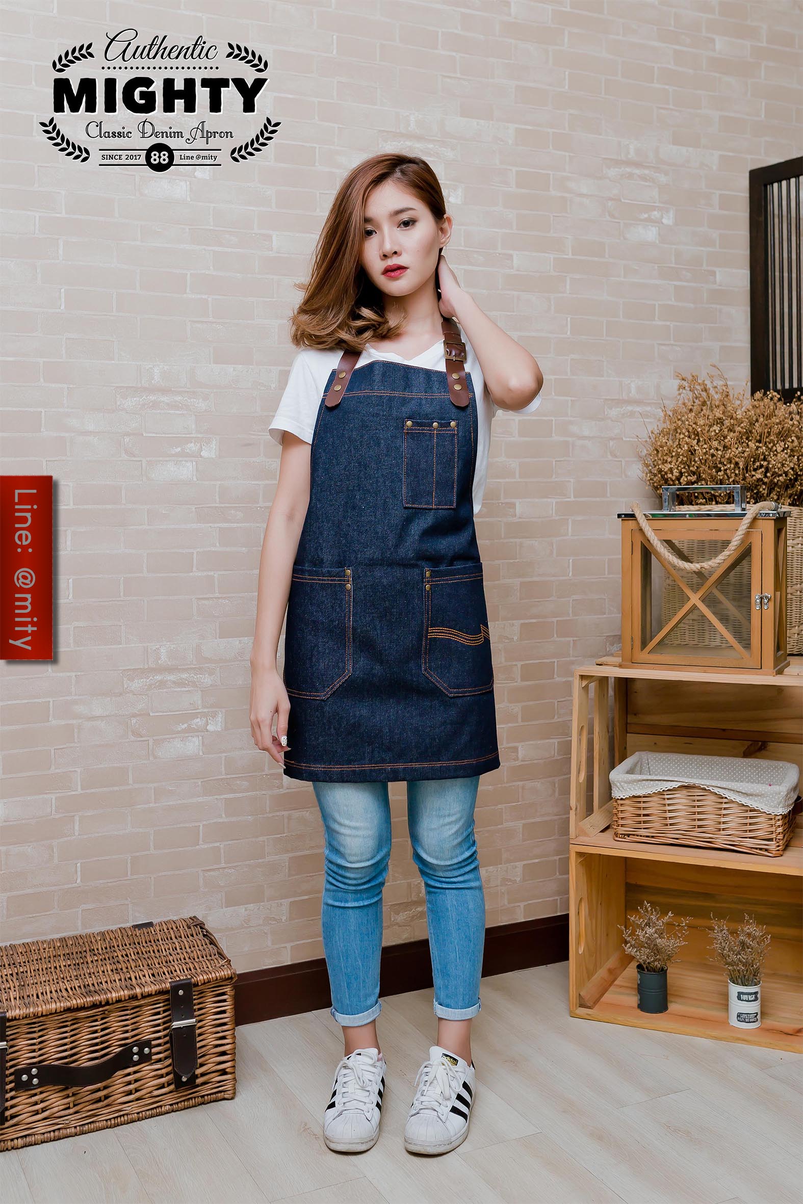 ผ้ากันเปื้อนยีนส์ แบบS4 สีน้ำเงิน สายหนังแท้ ช่องปากกายีนส์