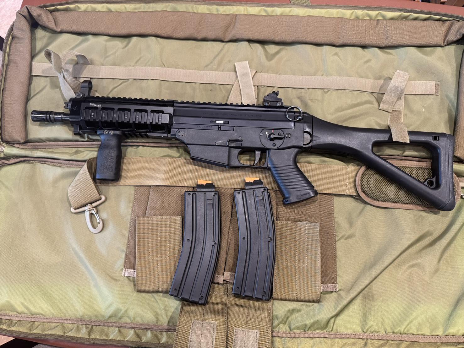 [ปืนฝากขายมือสอง] SIG 522 .22LR โครตสวย โครตสุด มาพร้อมแม็ก2ตัว ยิงดีมากๆยิงดีด้วย ระบบสมบรูณ์ !!