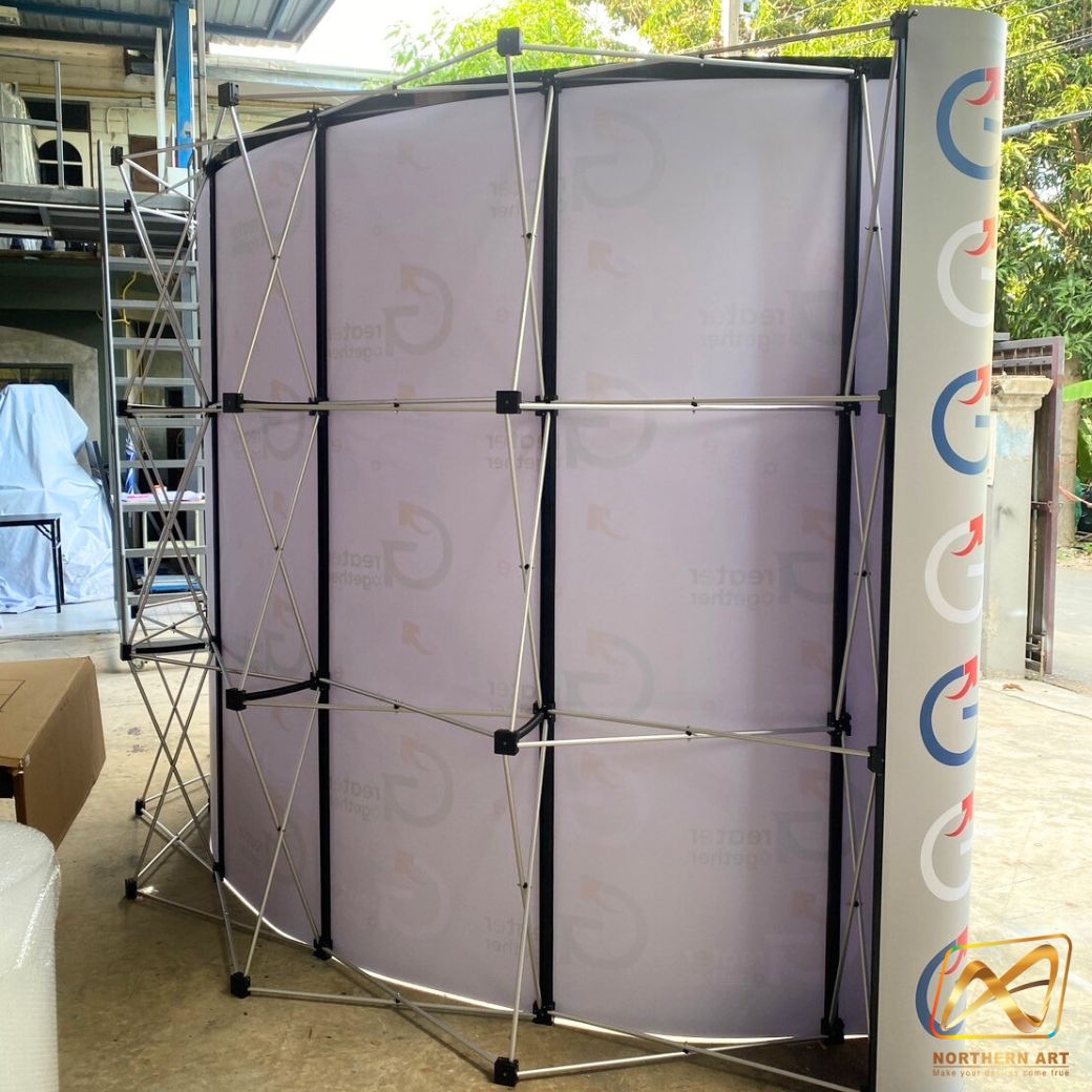 BACK DROP ฉากแบคดรอป รุ่นมน แบบโค้ง โครงอะลูมิเนียม ถอดประกอบได้ พร้อมงานพิมพ์ +โคมไฟ 2 ชุด และกระเป๋าล้อลาก 1 ใบ