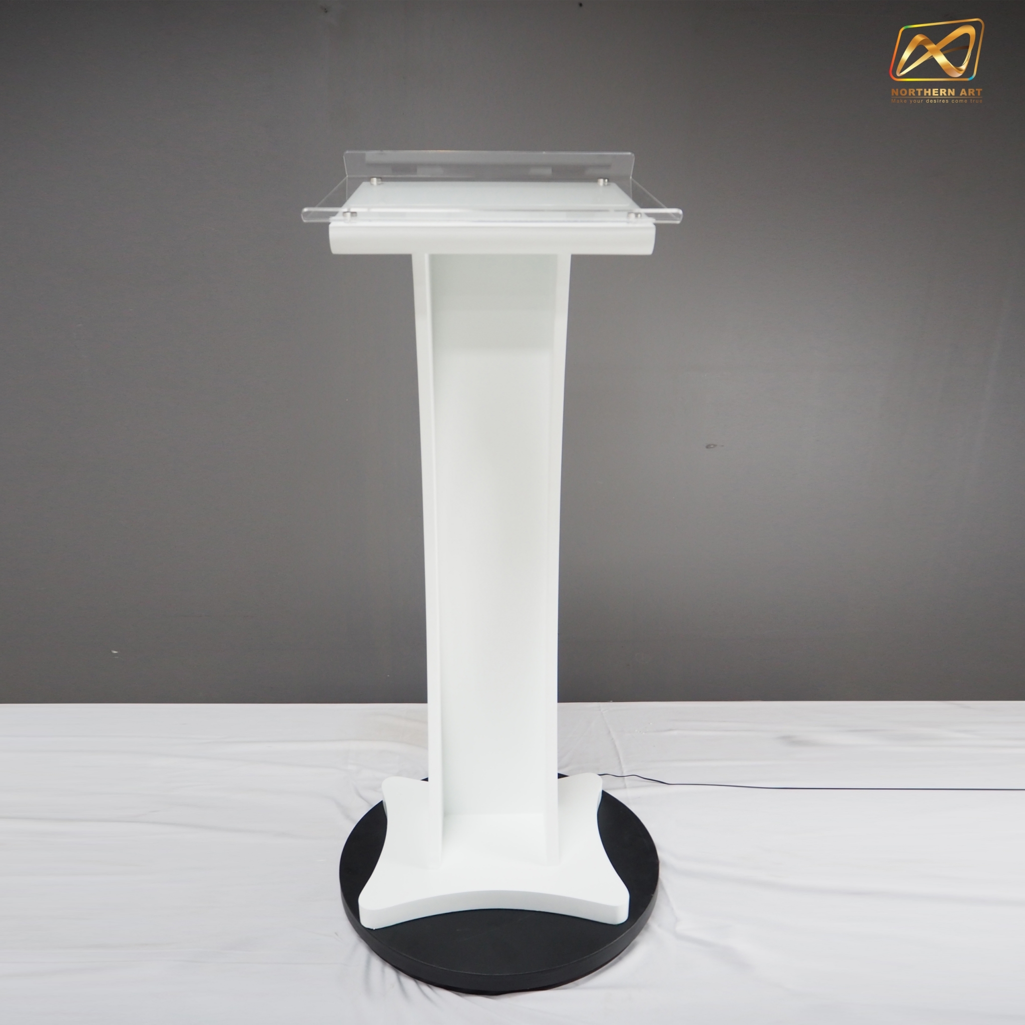 โพเดียมไม้ สีขาว ขนาด (W) 48 x (L) 40 x (H) 120 cm. Top เอียง ปิดทับอะคริลิคใสพร้อมหมุด