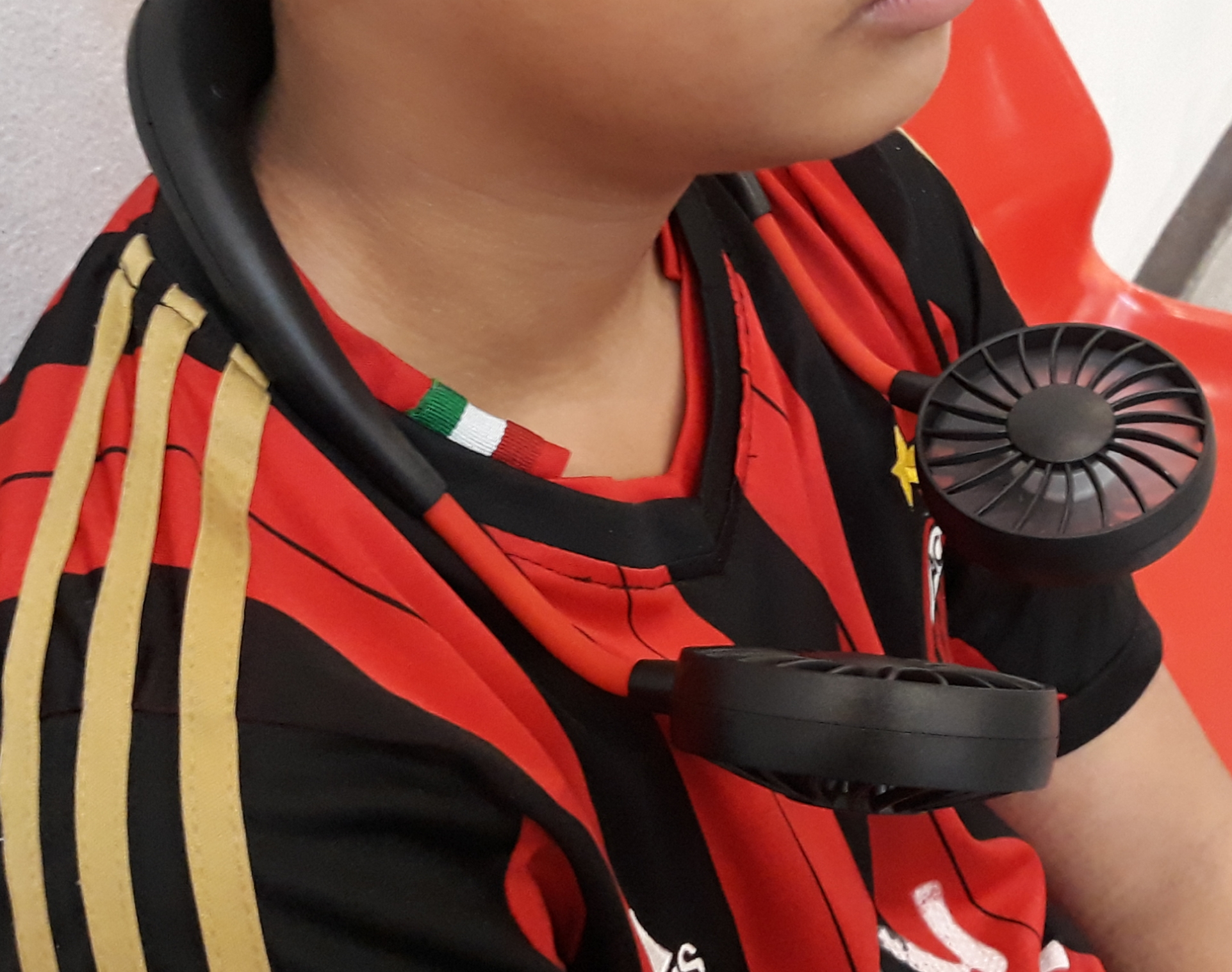 Neckfan พัดลมห้อยคอ 2 ใบพัด 3 ระดับความแรงลม แบตในตัวชาร์จกับสาย micro USB มือถือได้เลย