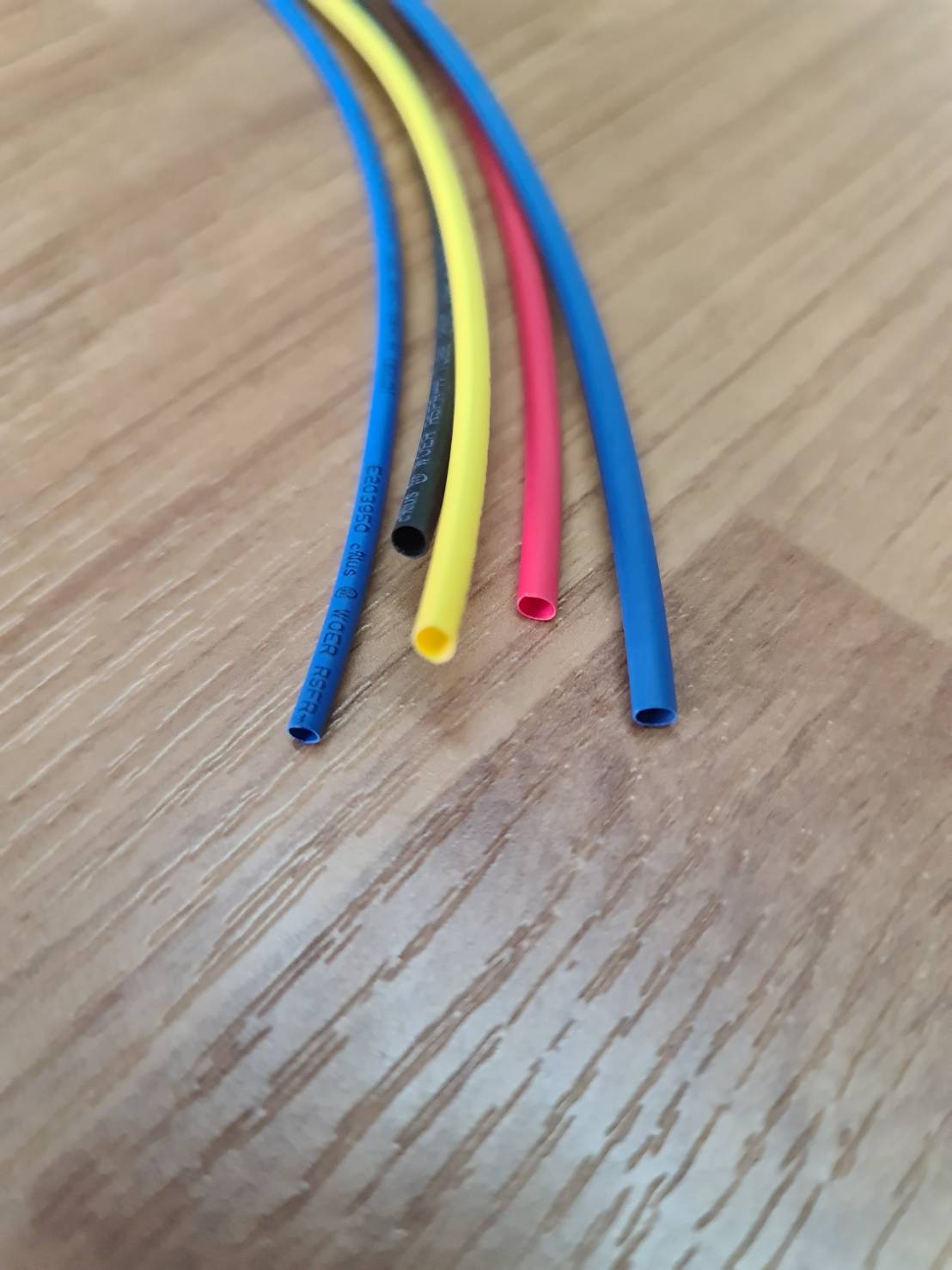 0000011 ท่อหด หุ้มสายหูฟัง สายชาร์จ สายไฟทุกชนิด ขนาด 2.5 มิล ทนทาน กันน้ำ