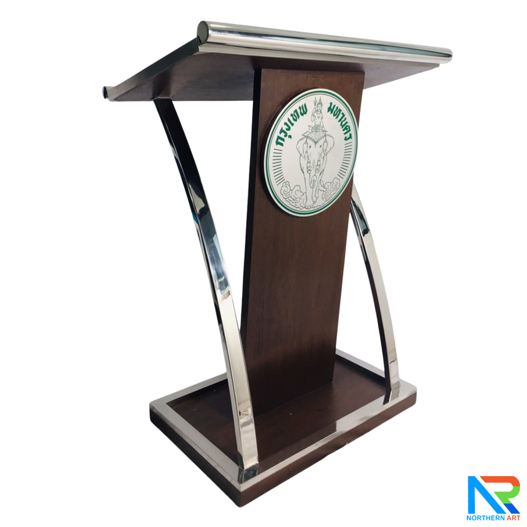 โพเดียมไม้ยืนคู่ Top หุ้มสแตนเลสยืนคู่ สีโอ๊คน้ำตาล ขนาด (W) 90x (L) 59 x (H) 120 cm. พร้อมตกแต่งเสาโค้งสแตนเลสเกรด304