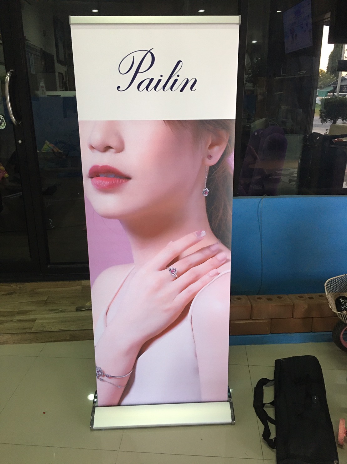 ROLL UP PREMIUM โรลอัพ ขนาด 80x200 ซม. รุ่นพรีเมี่ยม (หยดน้ำ) 1 หน้า วัสดุอะลูมิเนียมอย่างดี ม้วนเก็บได้ง่าย ฐานกว้าง แข็งแรง