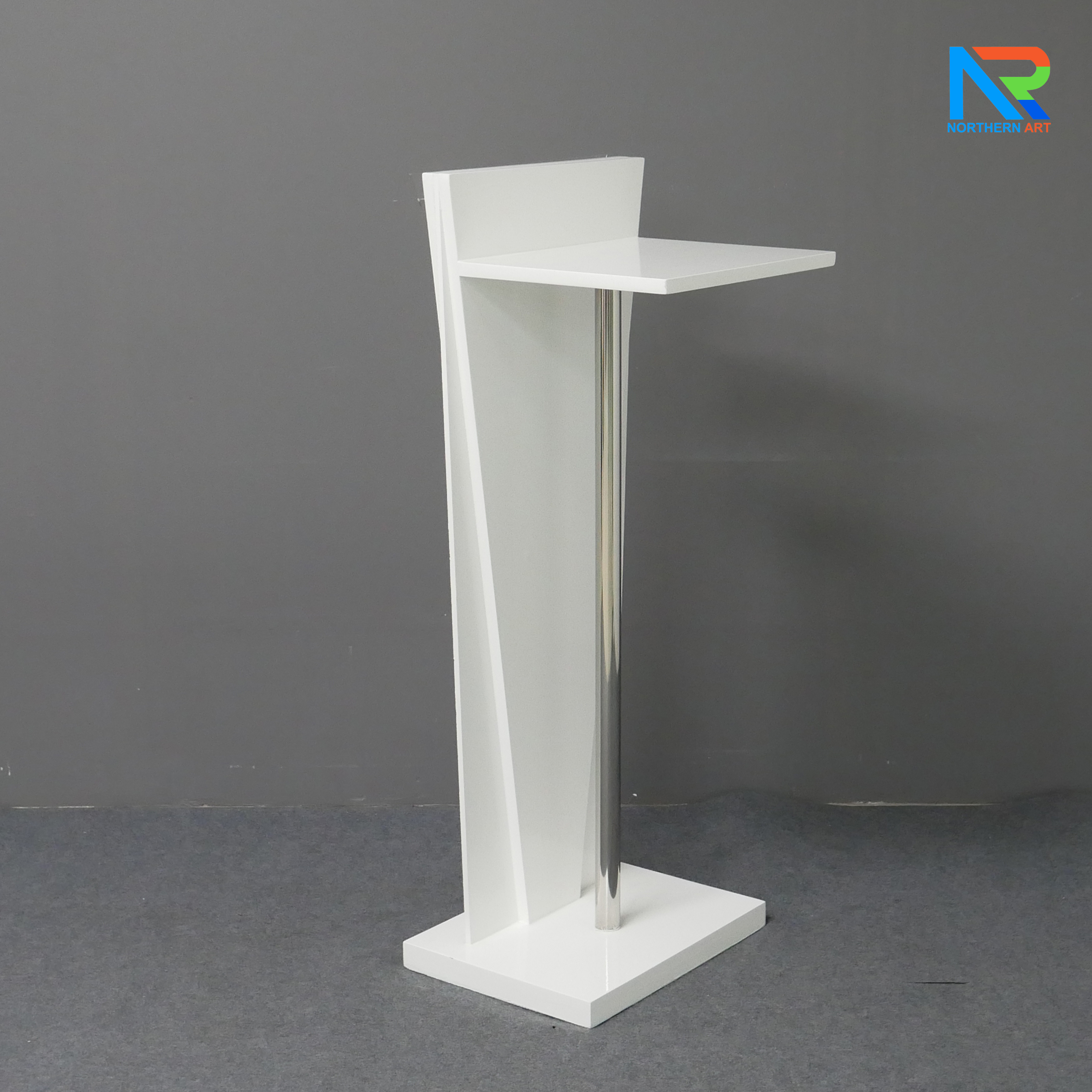 โพเดียมไม้สีขาว ทรงสามเหลี่ยม ขนาด (W) 45 x (L) 35 x (H) 118 cm. ด้านหน้าอะคริลิคใส ติดหมุด สำหรับติดโลโก้