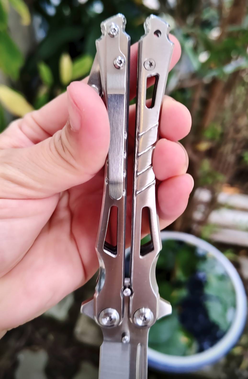 มีดควง บาลิซองสแตนเลสทั้งใบและด้าม เป็นสแตนเลสเต็มๆ น้ำหนักดี ควงง่ายงานแน่น ท้ายล็อคแน่นหนา สามารถใช้งานได้จริง