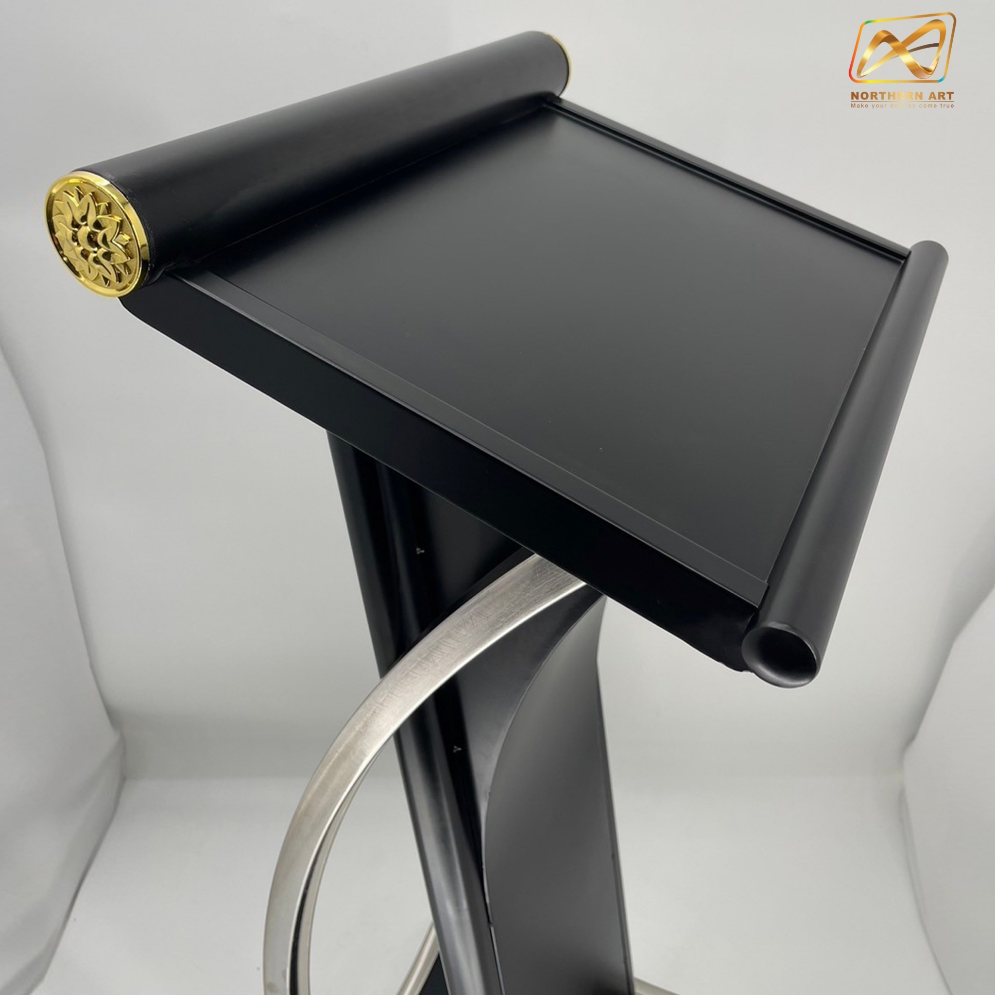 โพเดียมเหล็ก สีดำ ตกแต่งเสาโค้งสแตนเลสสีเงิน เกรด201 ขนาด(W)48 x (L)39 x (H)117 cm.