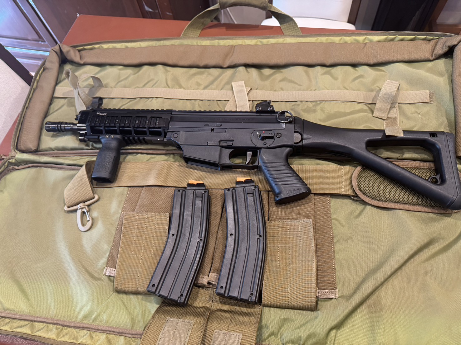 [ปืนฝากขายมือสอง] SIG 522 .22LR โครตสวย โครตสุด มาพร้อมแม็ก2ตัว ยิงดีมากๆยิงดีด้วย ระบบสมบรูณ์ !!