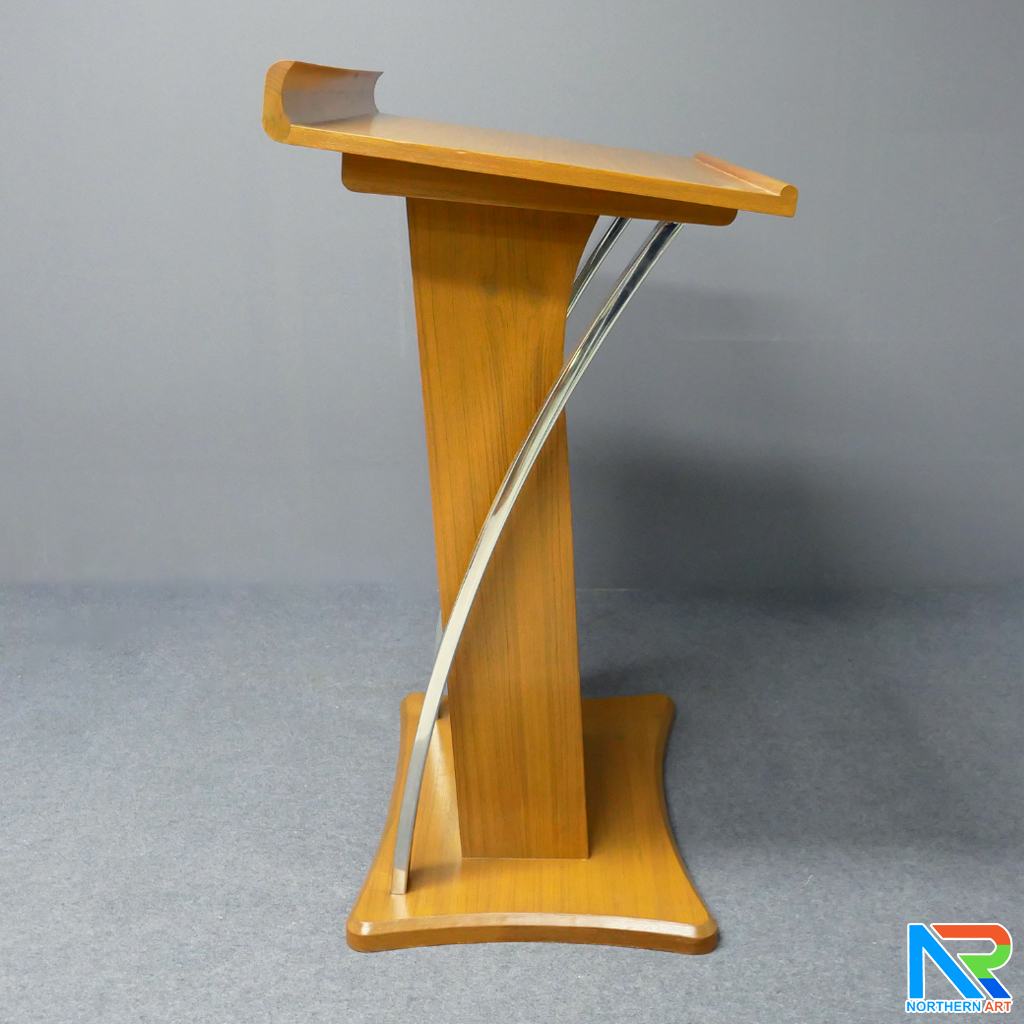 โพเดียมไม้ ยืนคู่ สีสักขนาด (W) 90x (L) 63 x (H) 120 cm. ตกแต่งเสาโค้งสแตนเลสเกรด 304