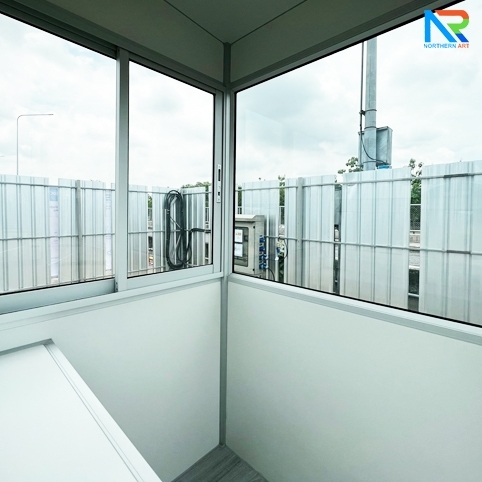 ป้อมยามสำเร็จรูป รุ่น ISOWALL ขนาด 1.20x1.20 ม.โครงสร้างเหล็ก ผนังISOWALL หนา 50 มม.กรอบประตู-หน้าต่าง อะลูมิเนียมสีเงิน