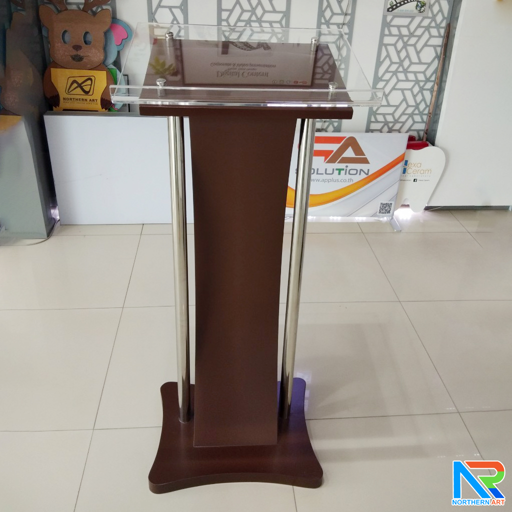 โพเดียมไม้ สีโอ๊ค ขนาด (W) 41 x (L) 50 x (H) 120 cm. พร้อมเสาสแตนเลสคู่ TOP เอียง อะคริลิคใส ติดหมุด