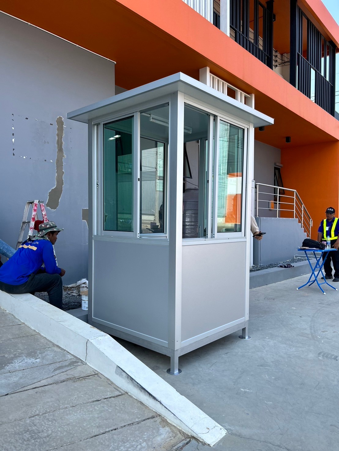 ป้อมยามสำเร็จรูป รุ่น COMPOSITE ขนาด 1.20x1.20 ม.โครงสร้างเหล็ก ผนังคอมโพสิทหนา 4 มม.(เลือกสีได้) ประตู-หน้าต่าง อลูมิเนียมสีเงิน