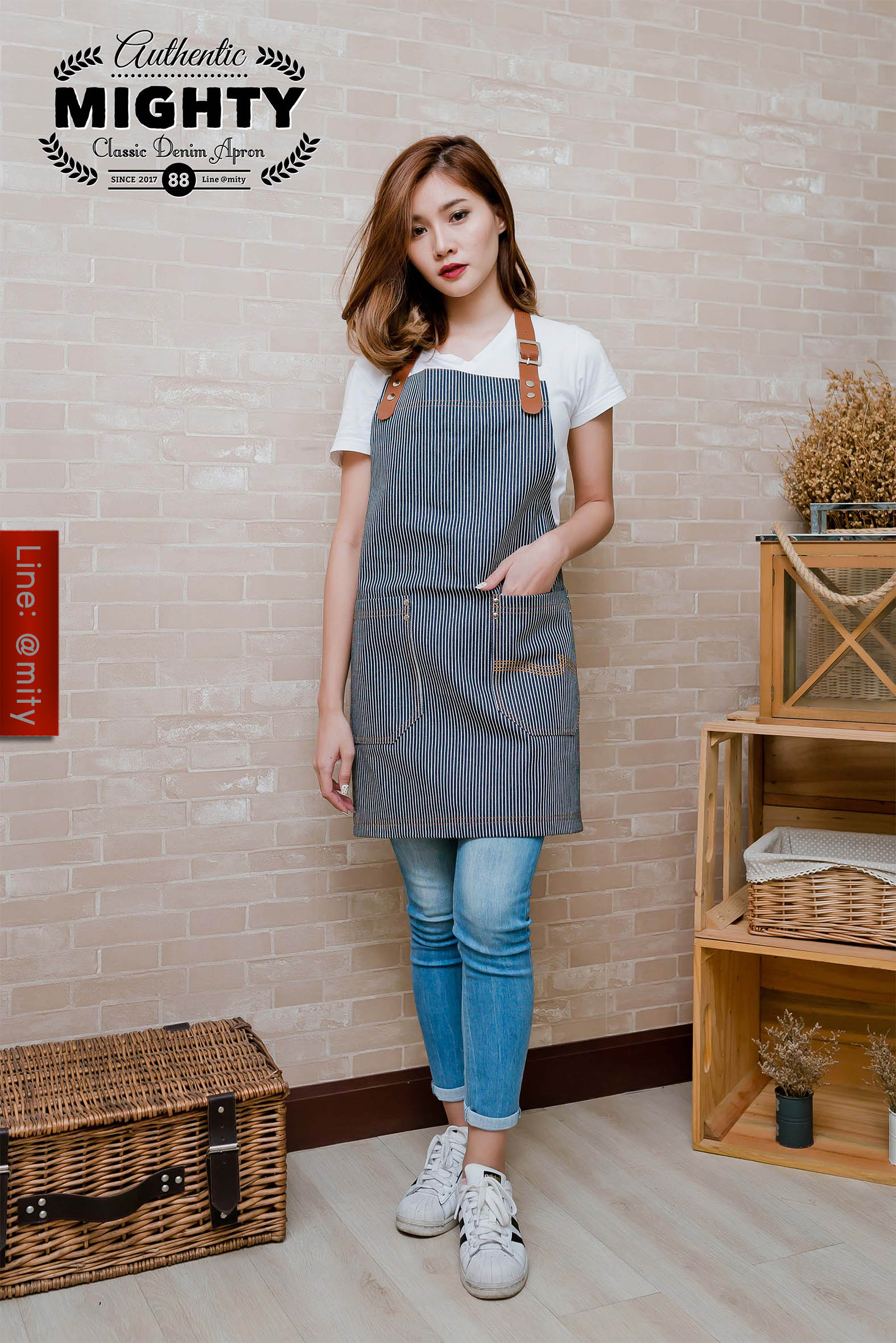 ผ้ากันเปื้อนยีนส์ แบบS1 สีกรมท่าลายริ้ว สายหนังแท้