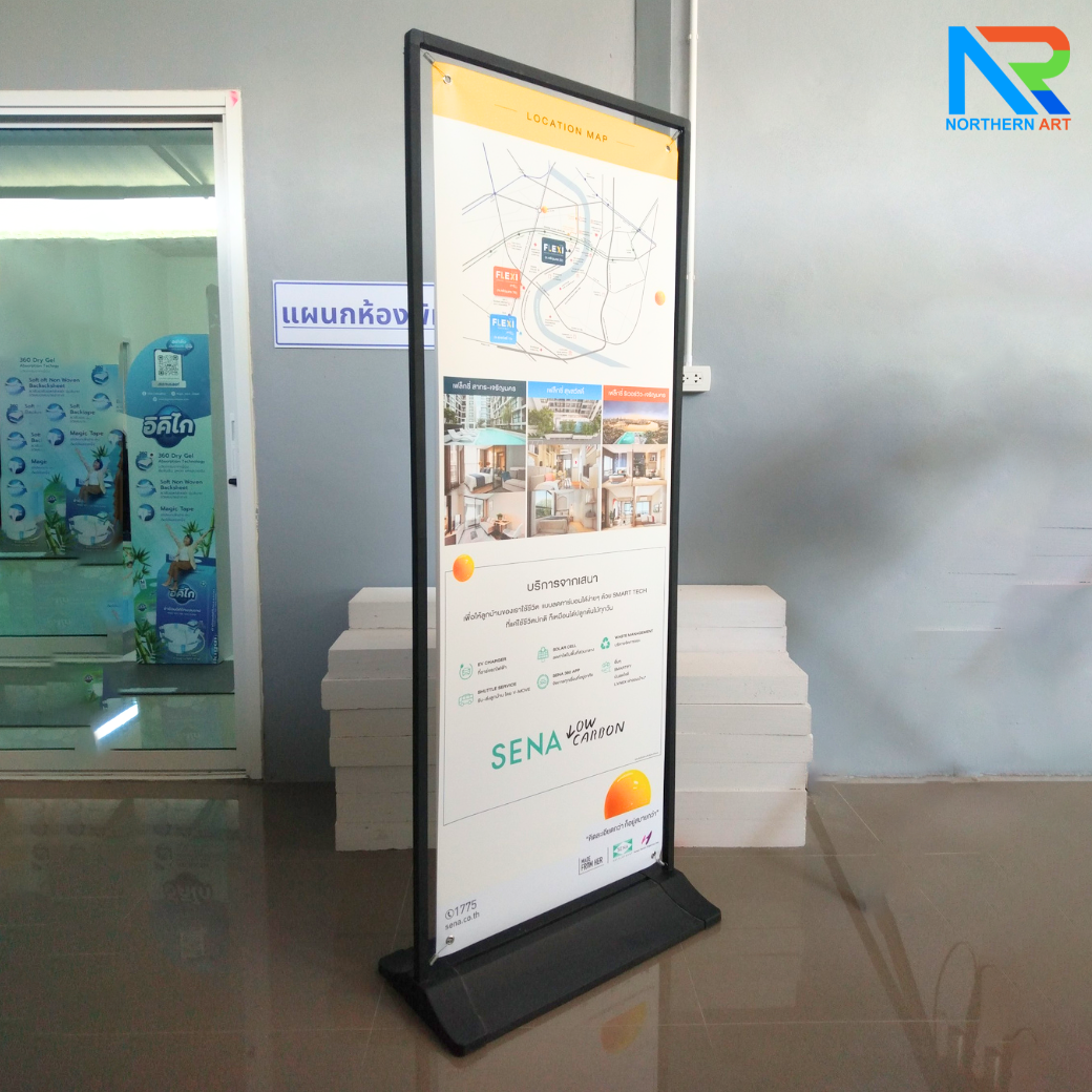 ป้ายตั้งพื้น รุ่นแขวน ฐานพลาสติกขึ้นรูป ขนาด 60x160 ซม. โครงเหล็กสีดำพร้อมขอแขวน 4 มุม ถอดประกอบได้ เคลื่อนย้ายสะดวก