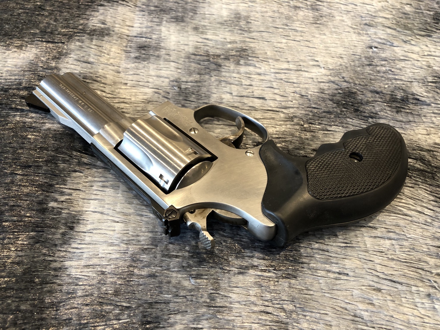 [ปืนฝากขายมือสอง] Smith M60 .38 3นิ้ว ฟูลัก สภาพดีโม่แน่น ผิวเดิมคมๆ มีรอยตามปกติของมือ2 นกดำ ไกดำ เดิมๆแท้ๆแน่นอน !!!