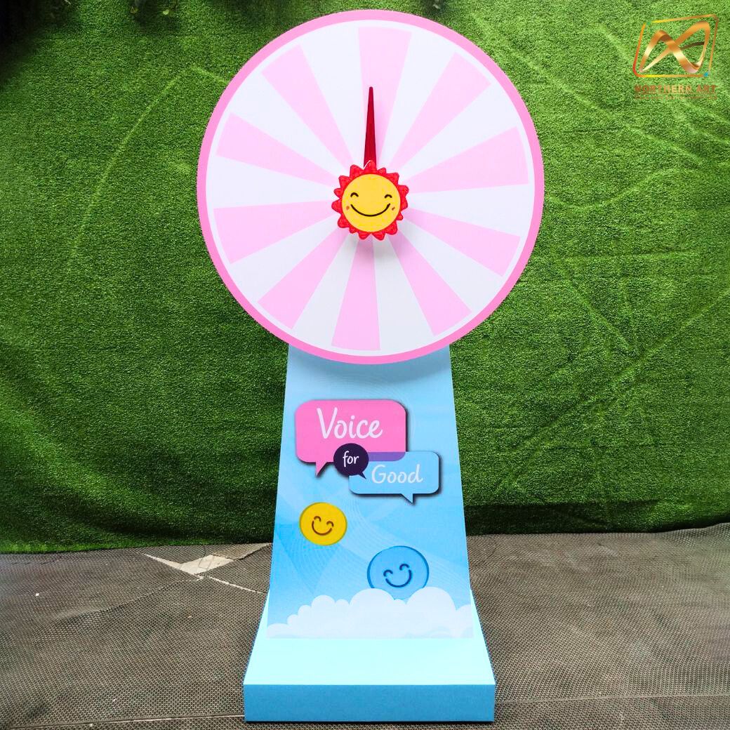 เกมส์วงล้อไม้ ตั้งพื้น ขนาดวงล้อ 80 ซม. สูง 168 ซม. มีล้อเลื่อน สามารถอออกแบบสติ๊กเกอร์ได้ตามความต้องการ