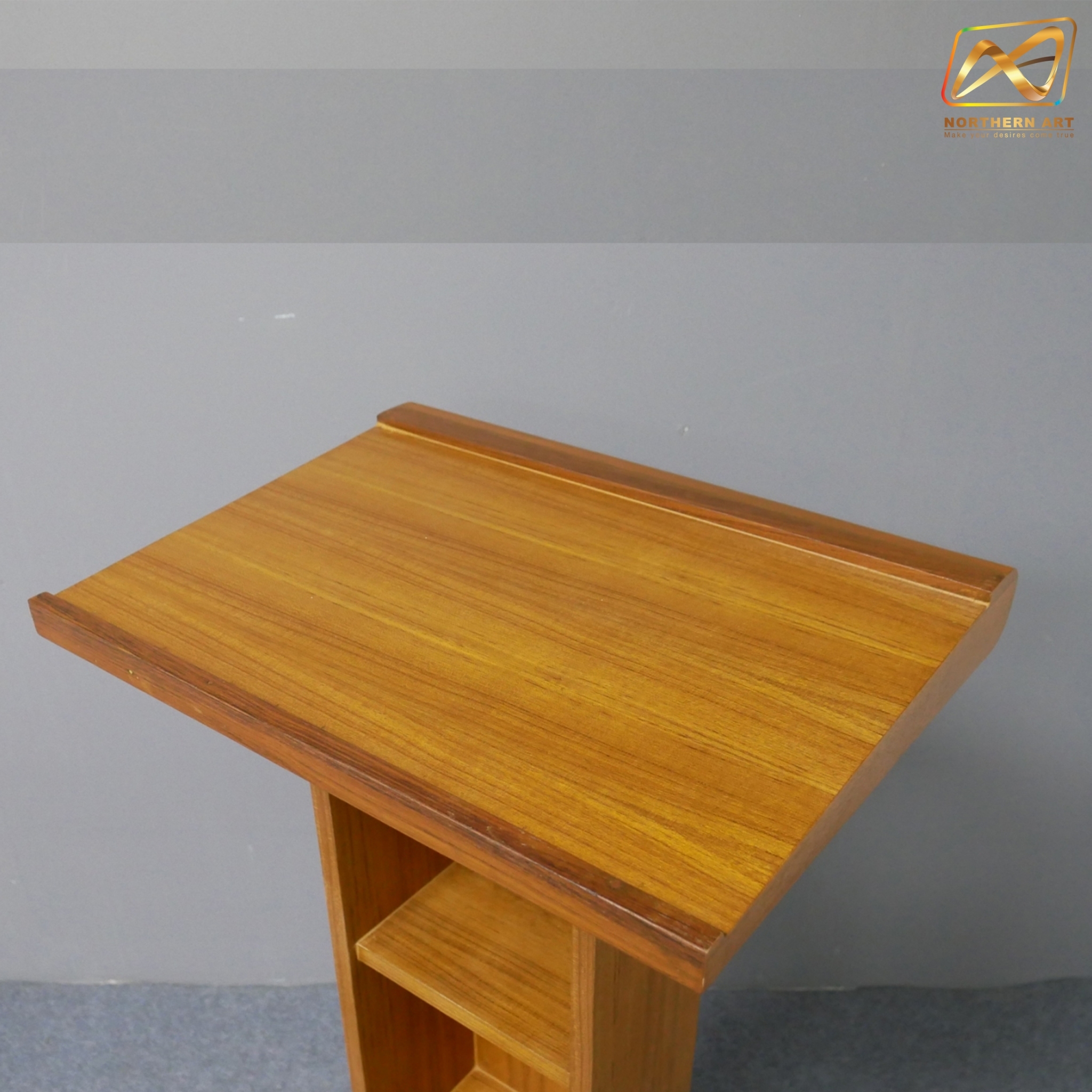 โพเดียมไม้ สีสัก ทรงโมเดิร์น TOPตรง ขนาด (W)55 x (L)42 x (H)109 cm. พร้อมชั้นวางของ